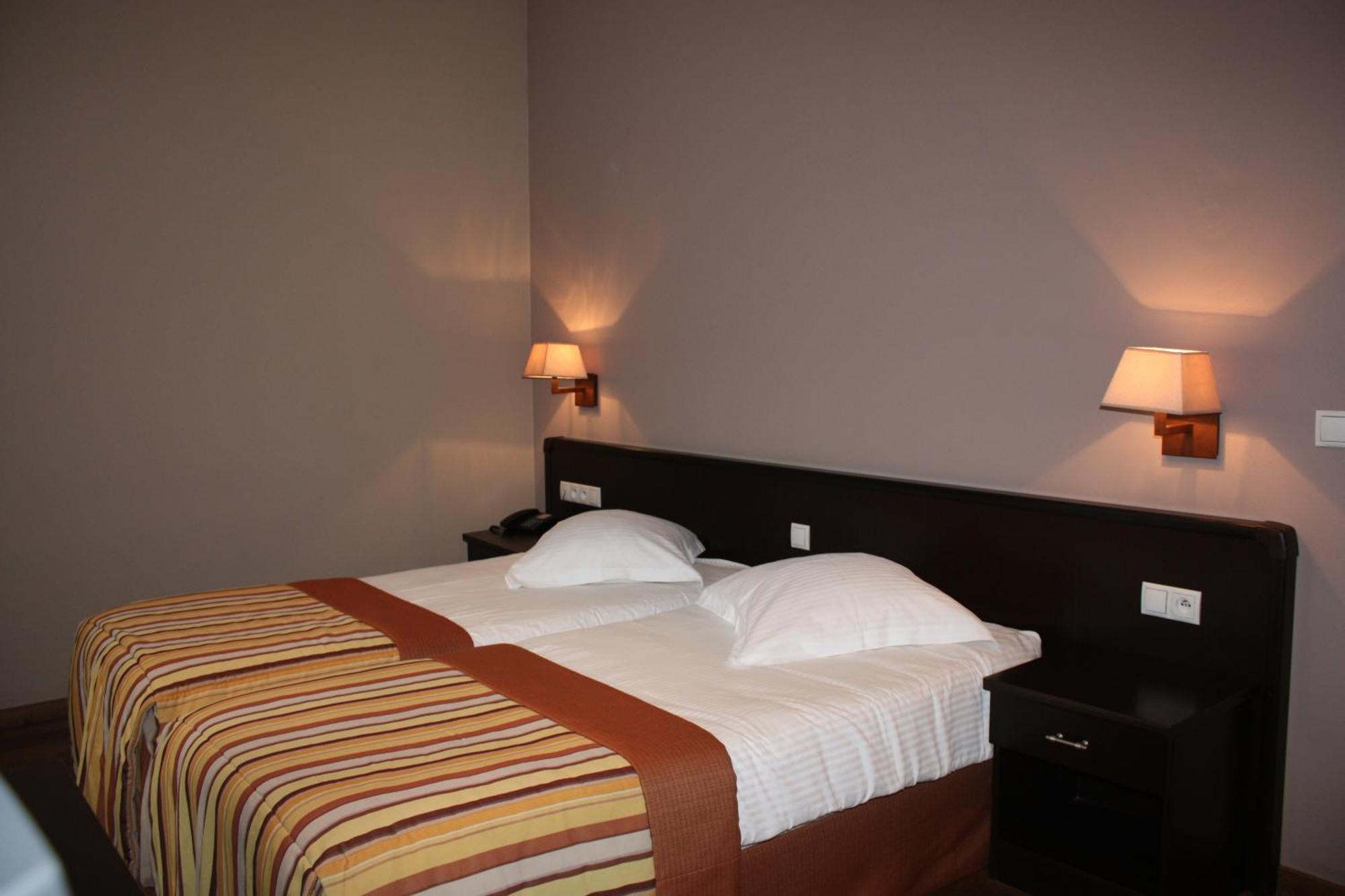 Hotel Giorgi Et Logements Insolites-Jacuzzi Prive Bastogne Exterior photo