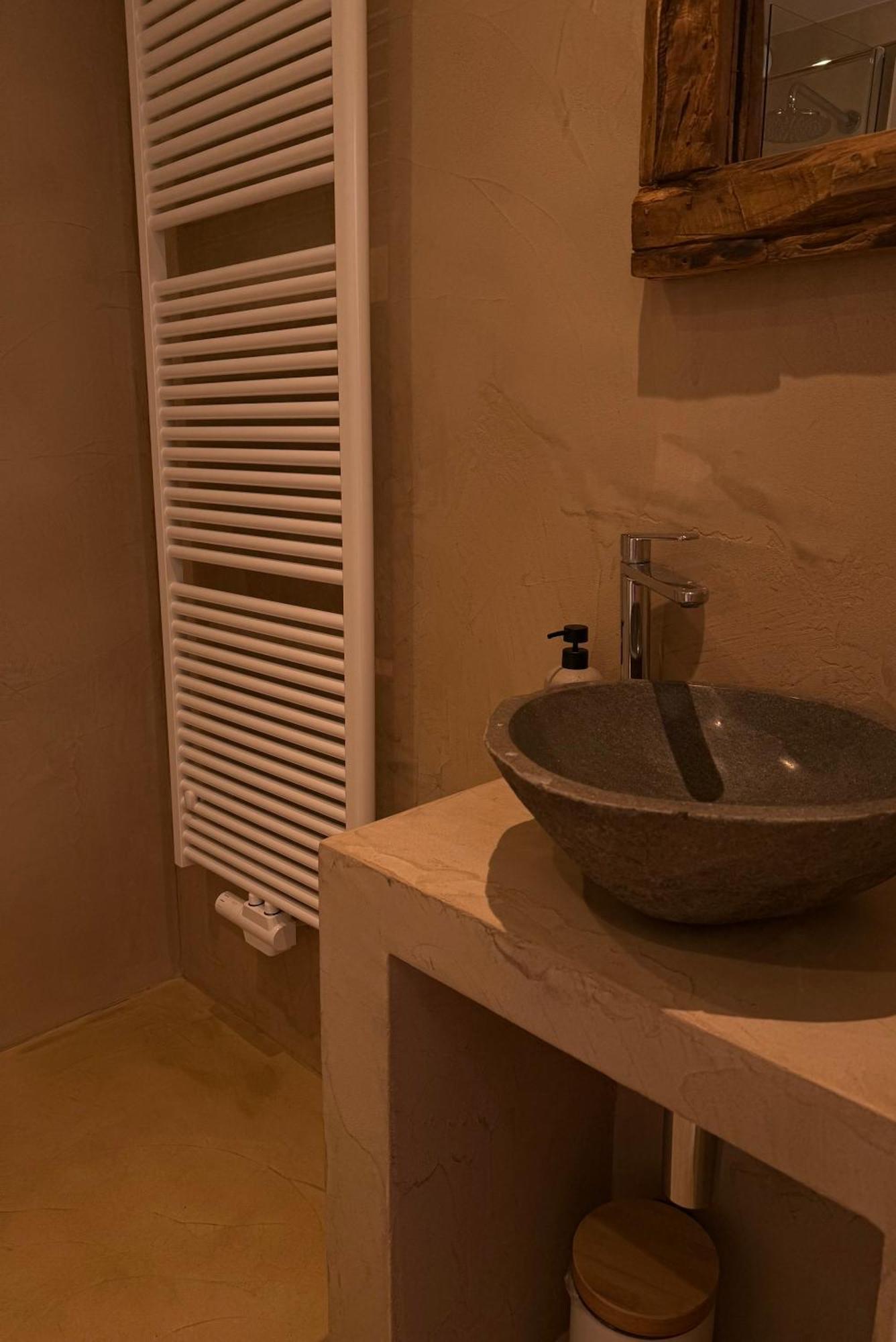 Hotel Giorgi Et Logements Insolites-Jacuzzi Prive Bastogne Exterior photo