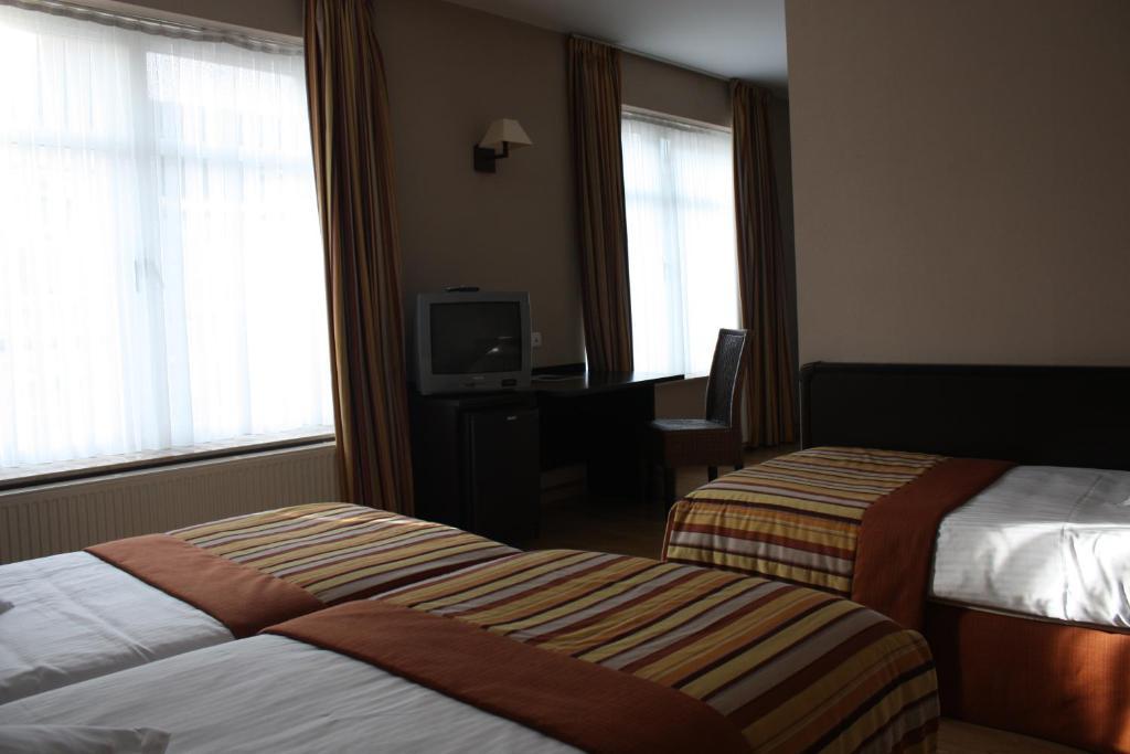 Hotel Giorgi Et Logements Insolites-Jacuzzi Prive Bastogne Room photo